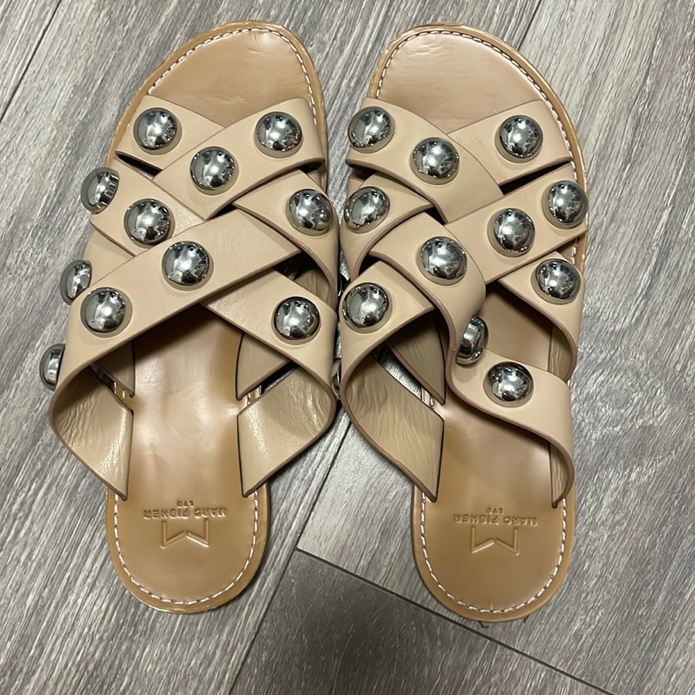 Marc fisher leather flat sandals